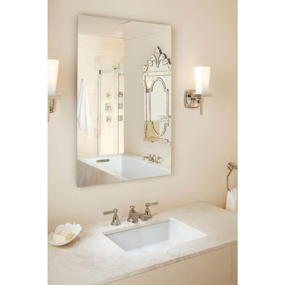 A single green leaf against a white background.